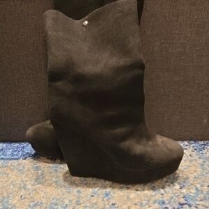Elegant Black Sherpa Lined Wedge Boots